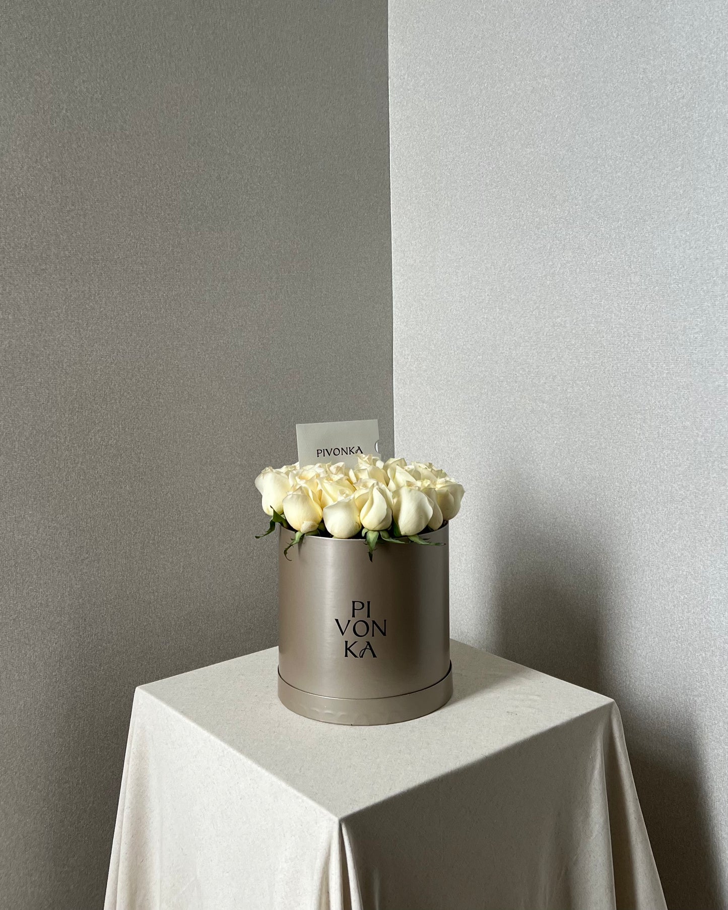 Caja clásica champagne rosas blanca