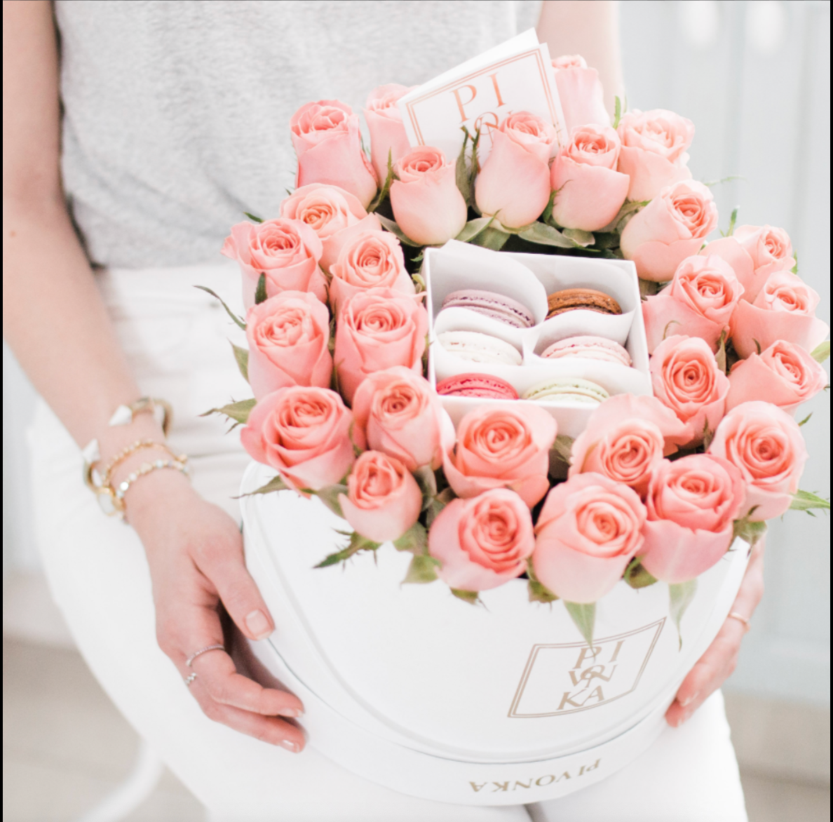 25 ROSAS Y 6 MACARONS