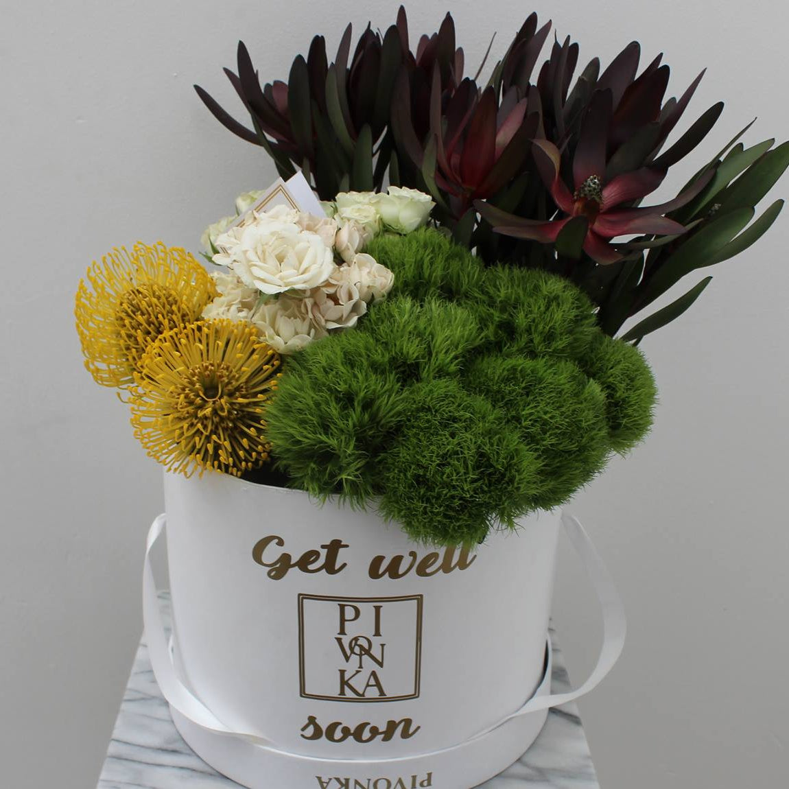 Pivonka Flores. Crazy moment. Alfileteros, Mini rosas, y Follaje sobre base blanca