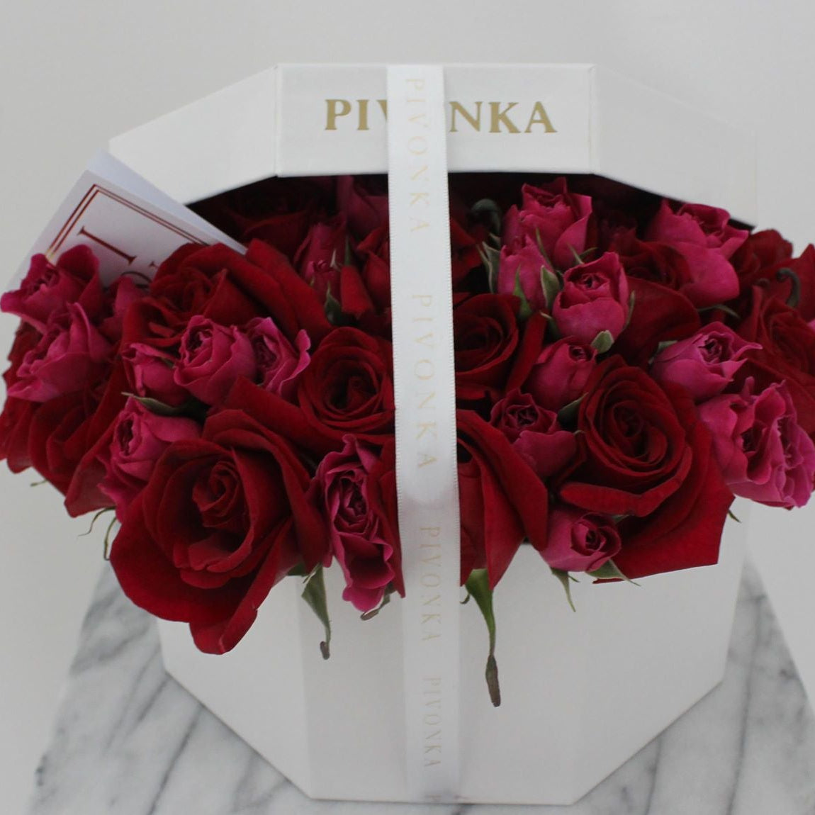 Pivonka Flores Monterrey. Caja octagonal con rosas rojas.