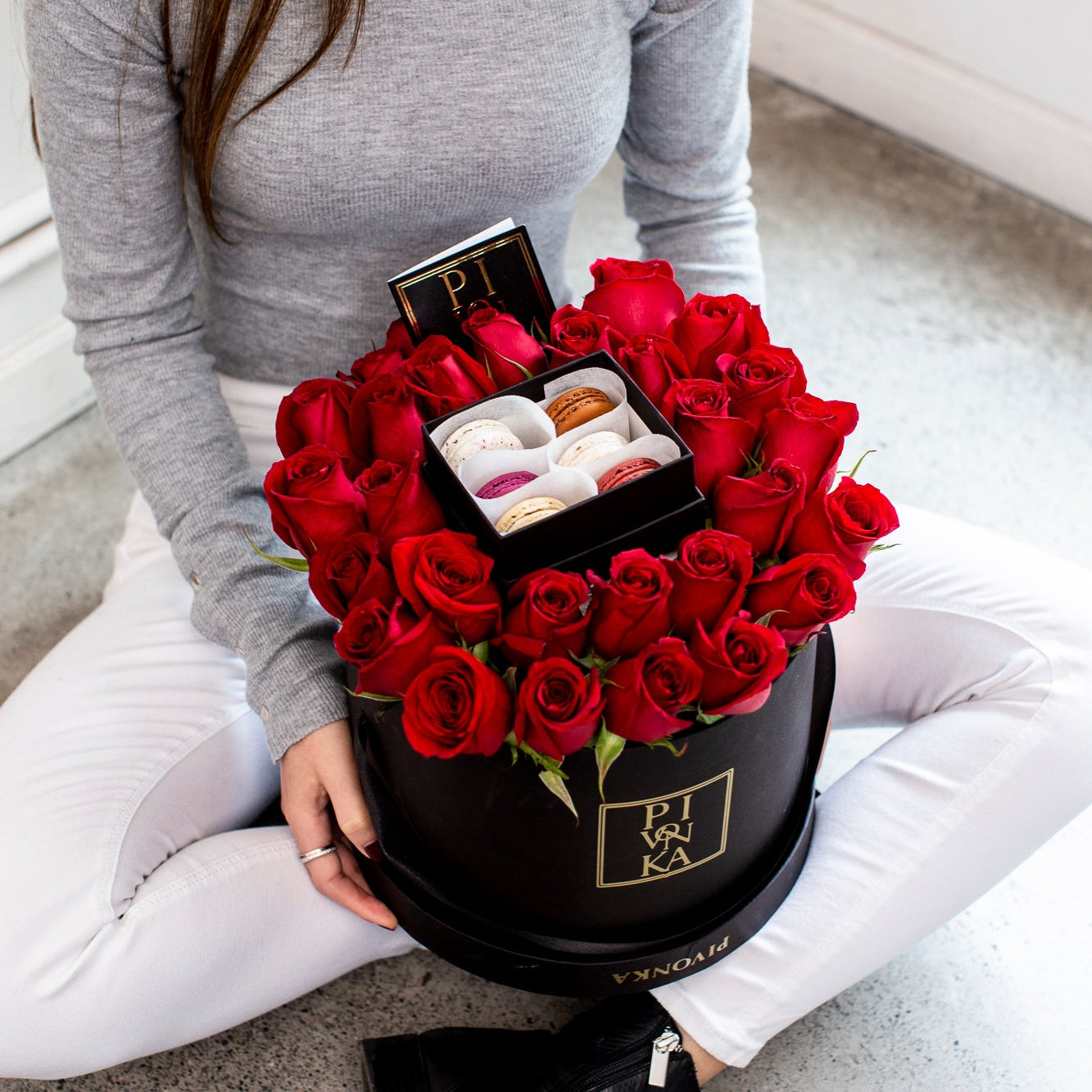 25 ROSAS CON 6 MACARONS