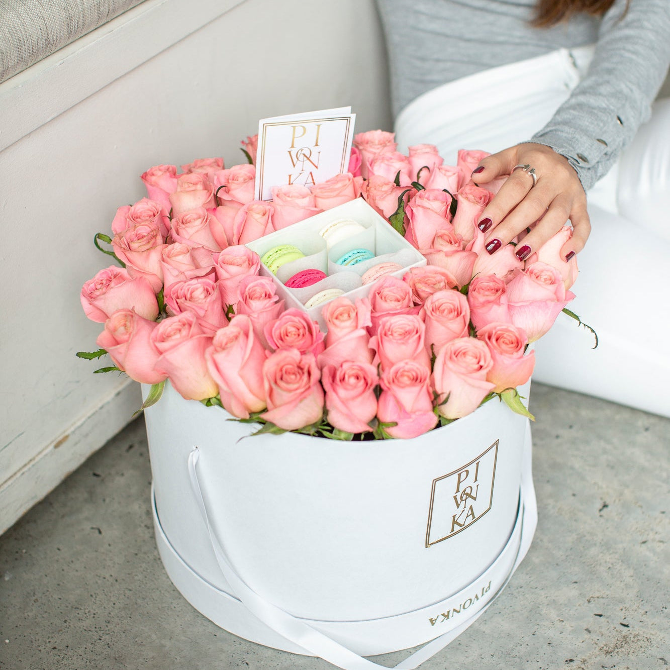 50 ROSAS Y 6 MACARONS