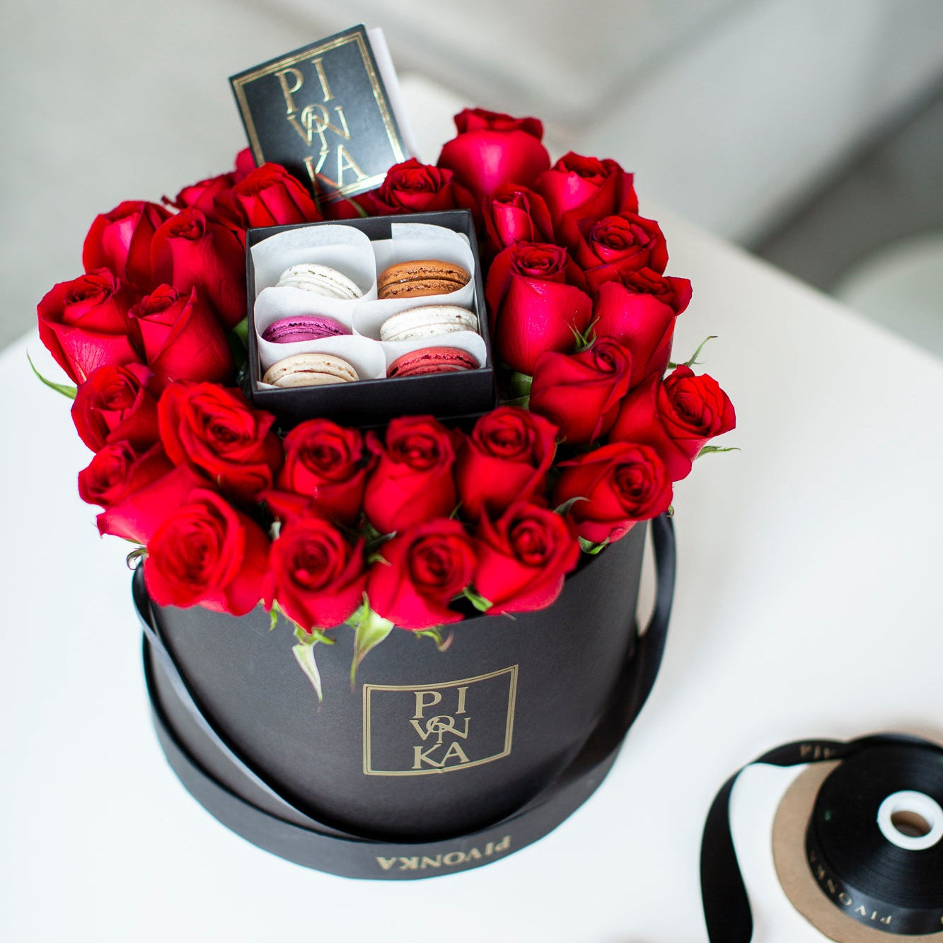 25 ROSAS CON 6 MACARONS