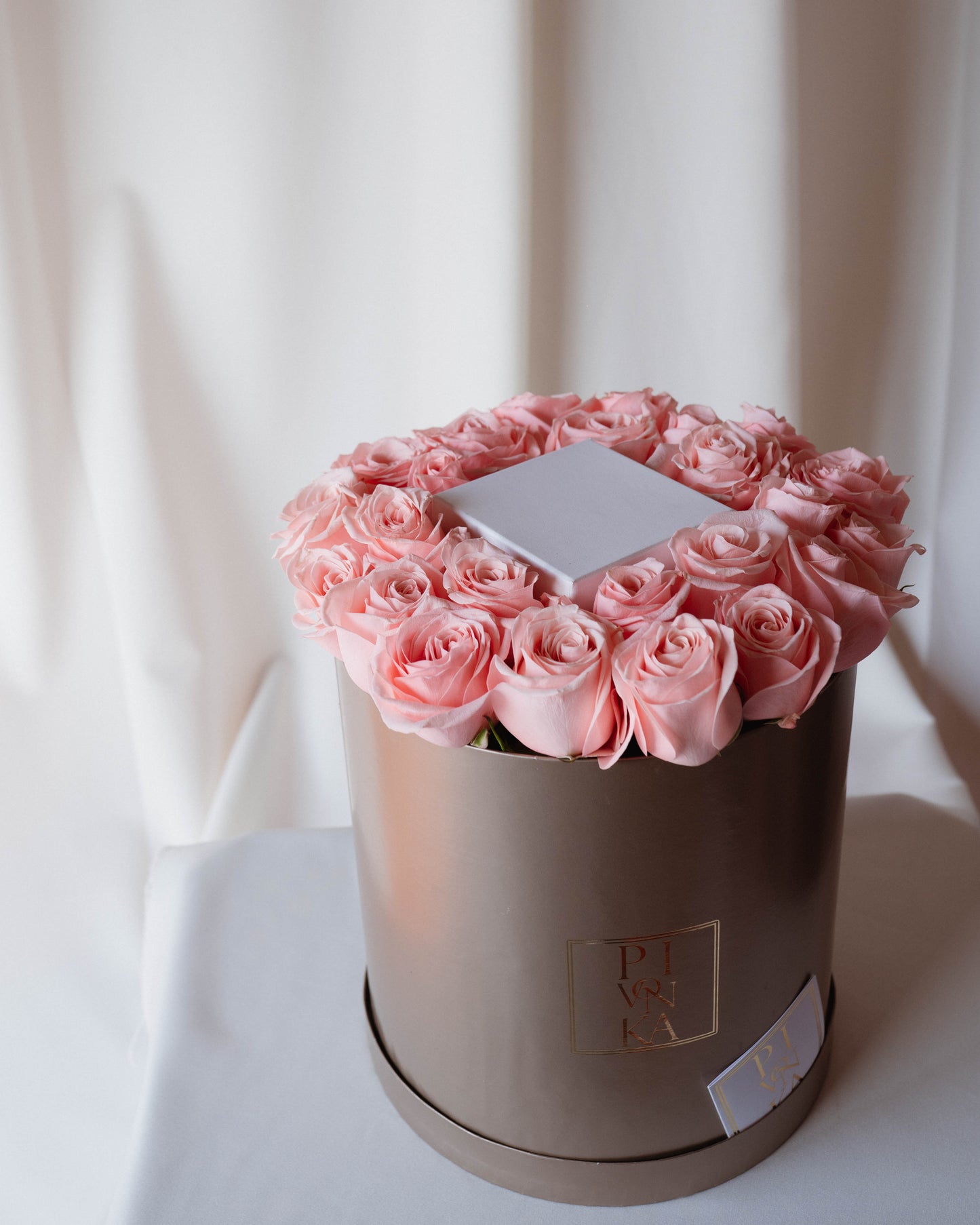 25 ROSAS y 6 MACARONS