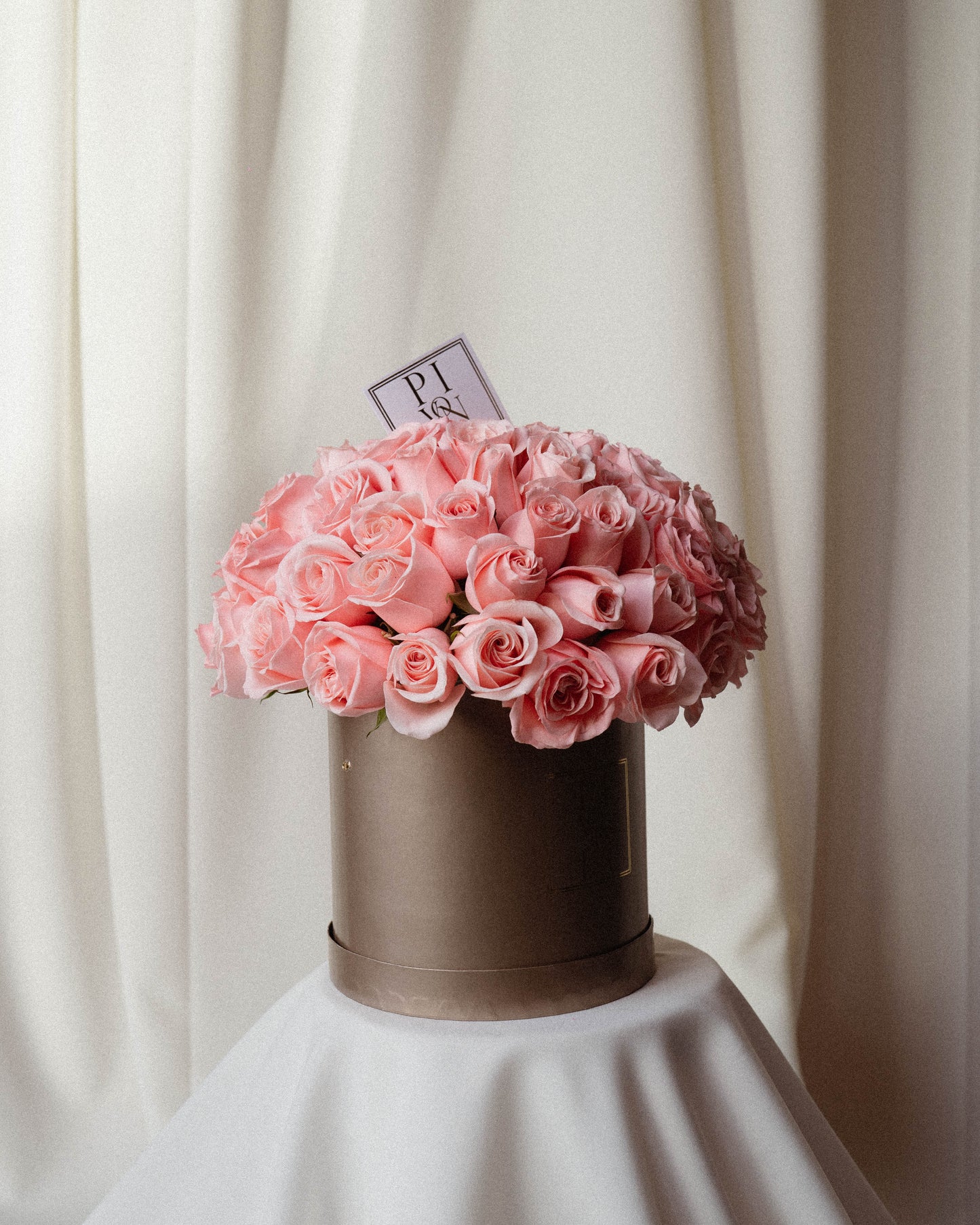 CAJA CHAMPAGNE CON ROSAS EN CÍRCULO