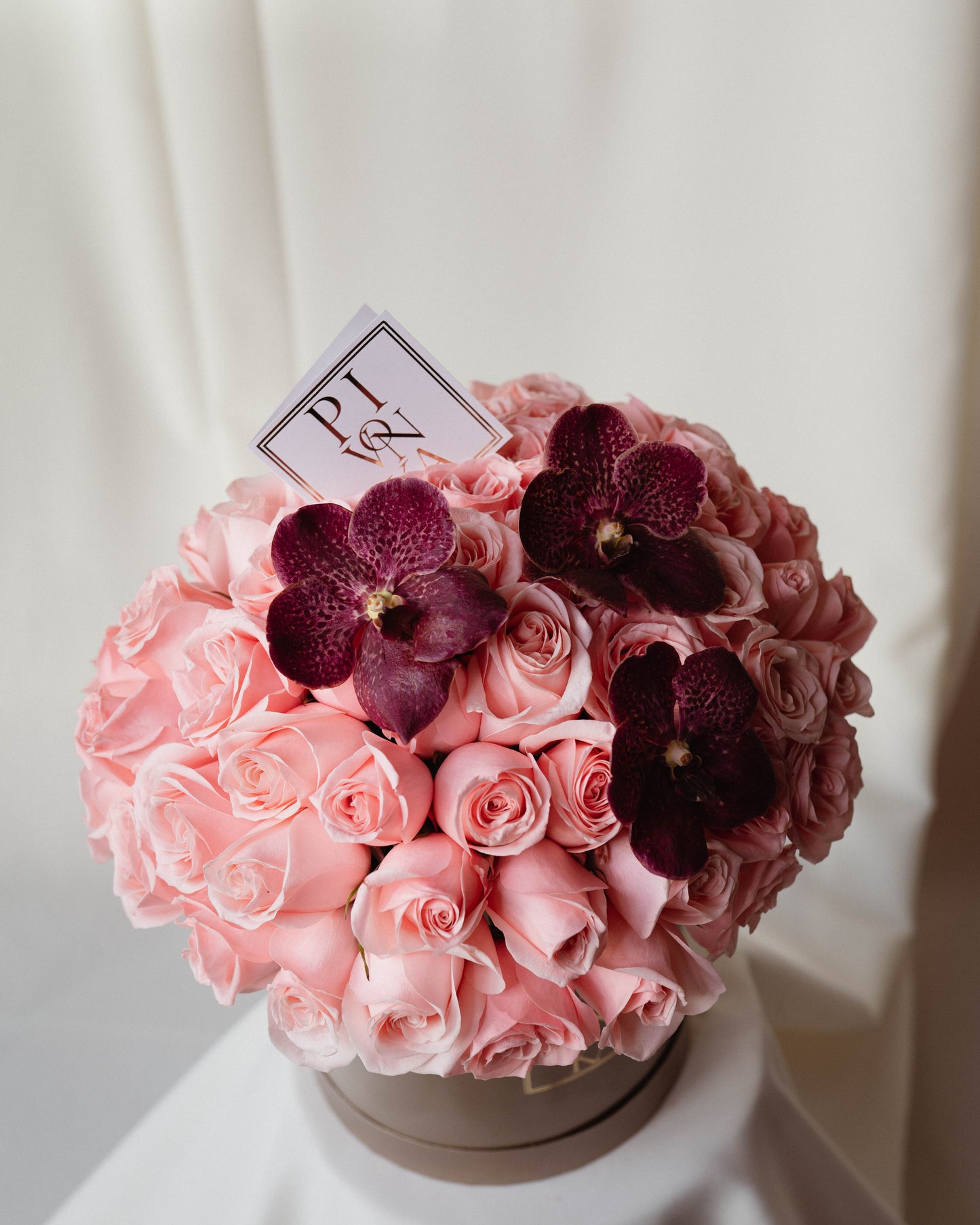 CAJA CHAMPAGNE CON ROSAS Y ORQUÍDEAS