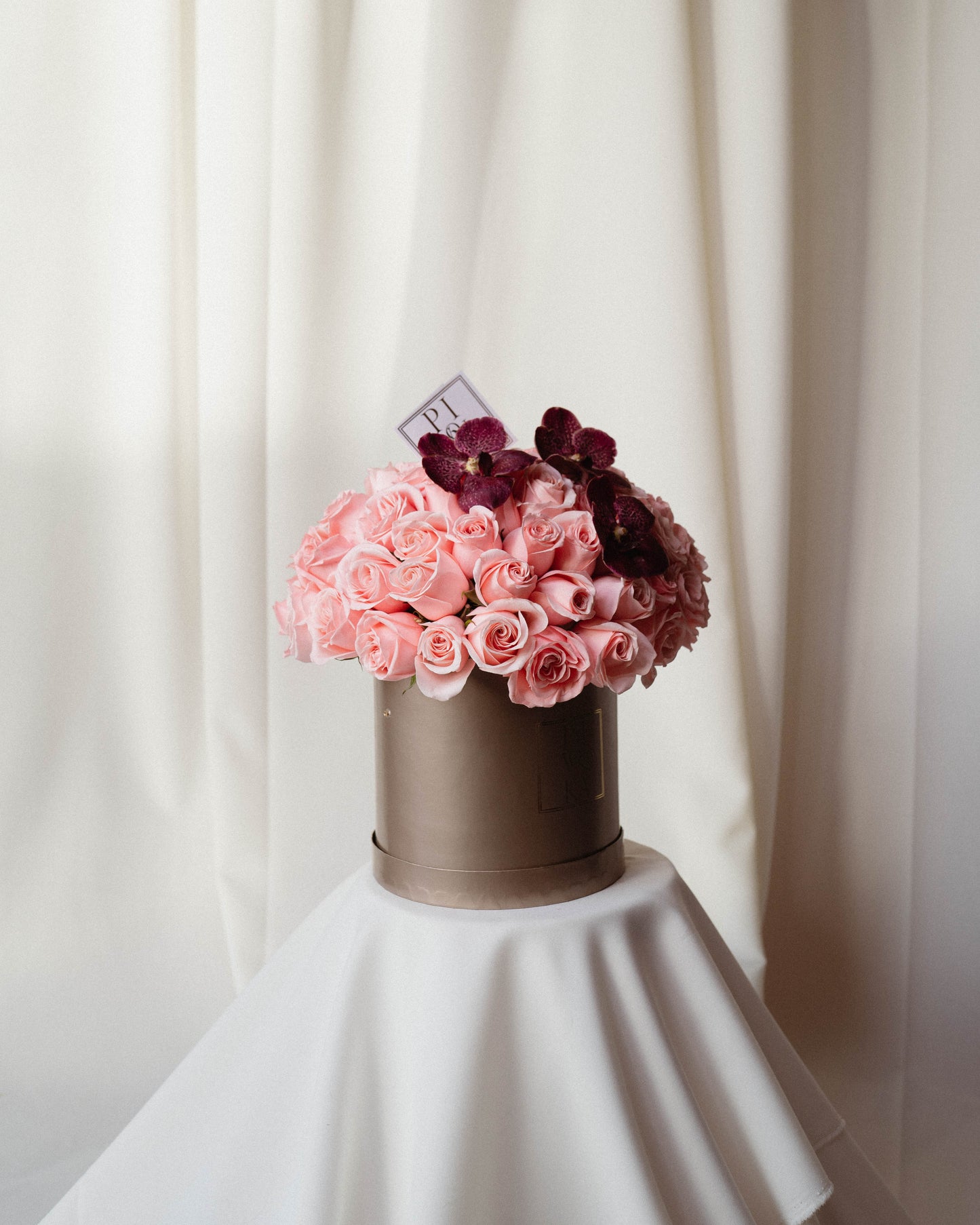 CAJA CHAMPAGNE CON ROSAS Y ORQUÍDEAS