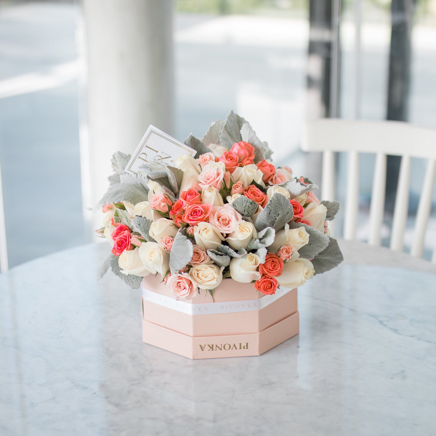 Pivonka Flores Monterrey. Caja octagonal con cincuenta rosas, mini rosas y follaje.