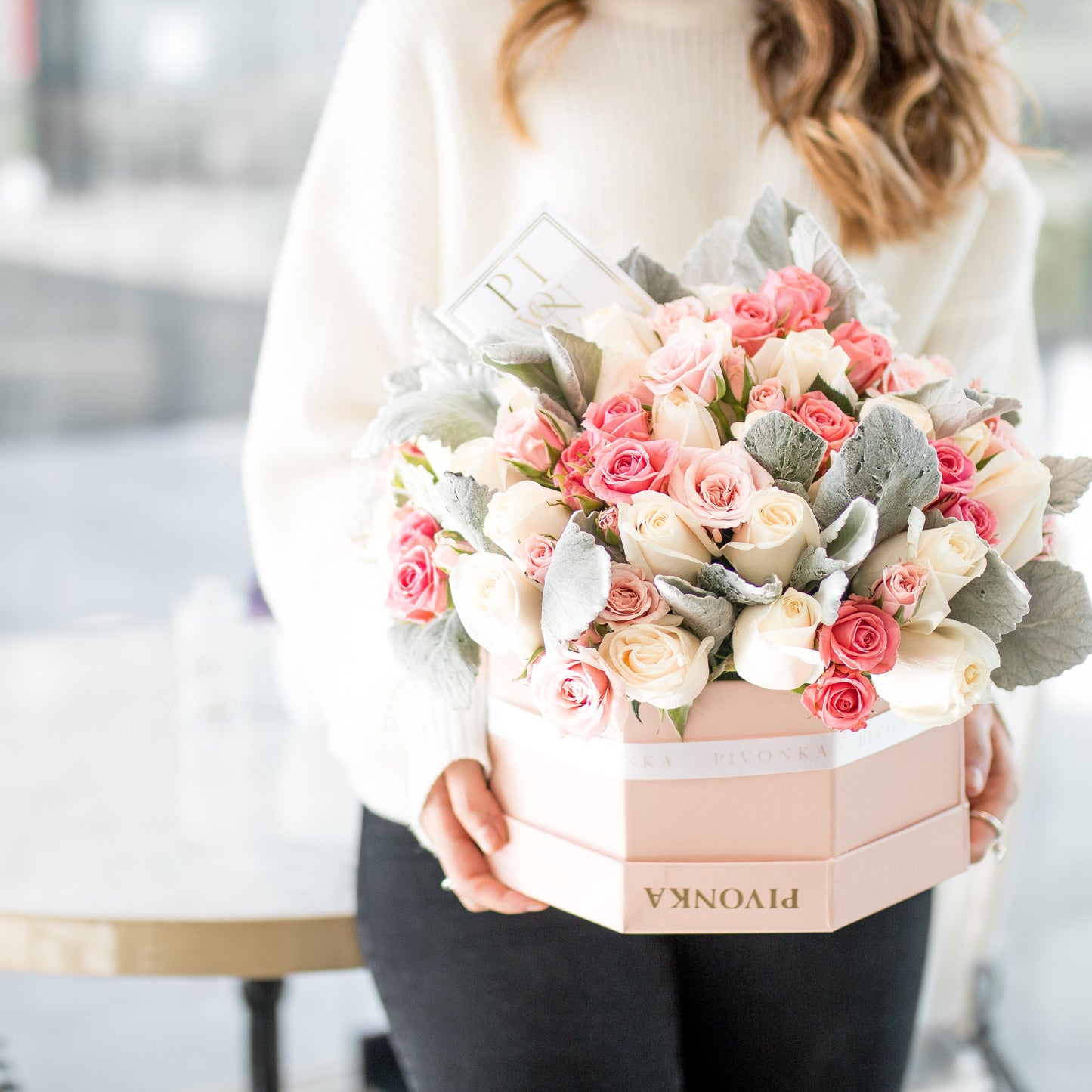 Pivonka Flores Monterrey. Caja octagonal con cincuenta rosas, mini rosas y follaje.