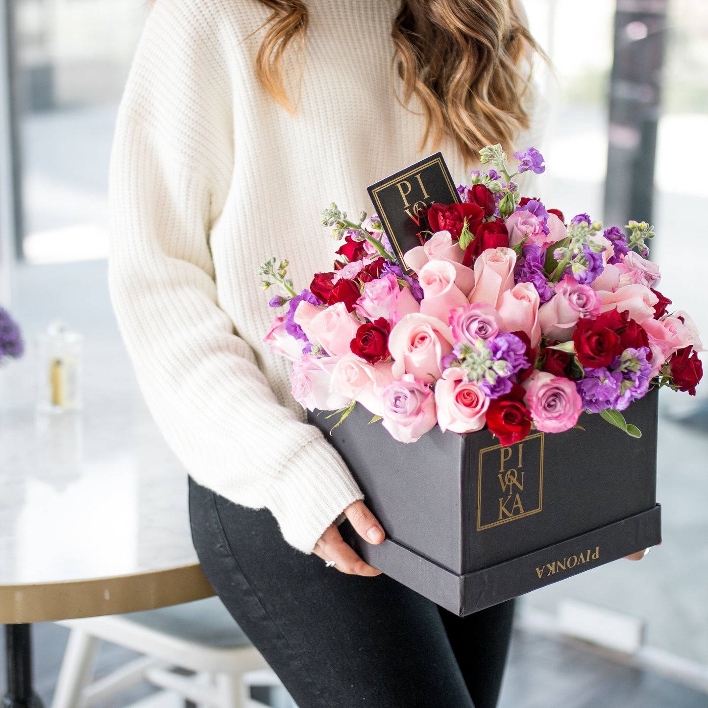 Pivonka Flores Monterrey. Caja cuadrada con rosas y aleli.