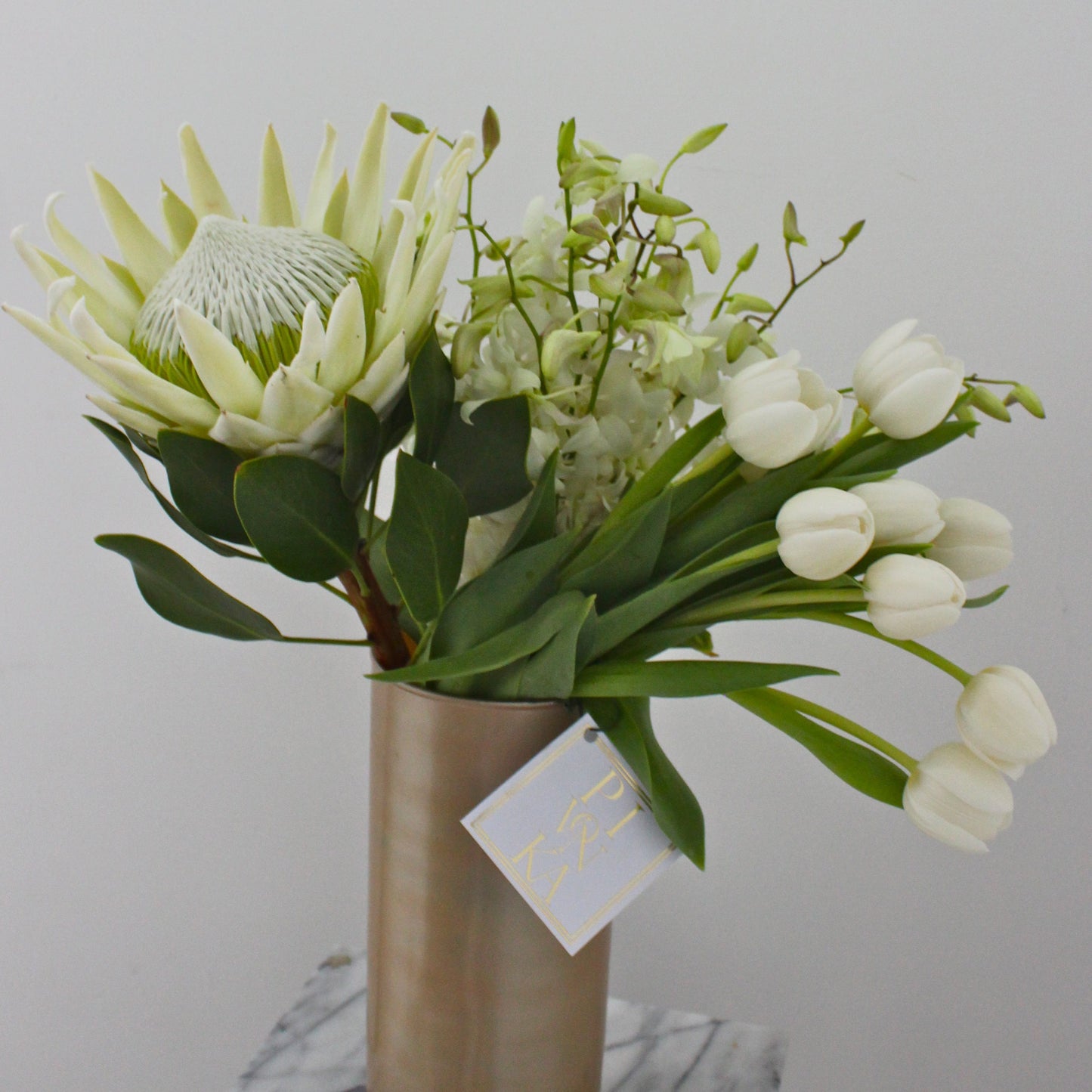 Pivonka Flores Monterrey. Arreglo de flores con tulipanes, protea y orquídeas.