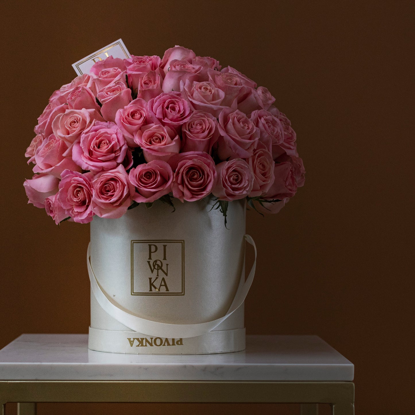 CAJA BEIGE CON ROSAS EN CÍRCULO