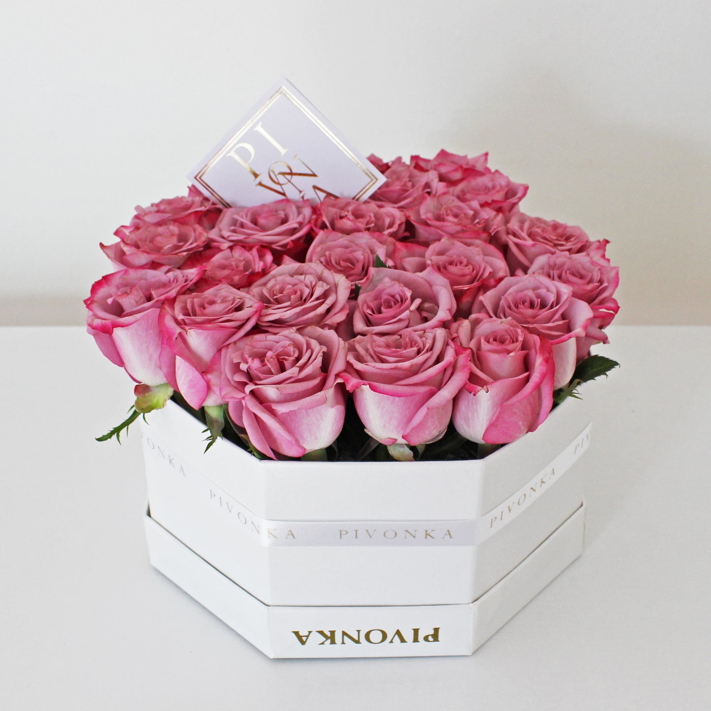 Pivonka Flores Monterrey. Enchanted Dreams. Arreglo de 12 rosas lila sobre base octagonal blanca