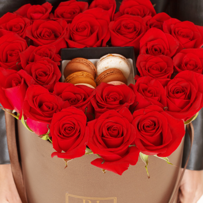 25 ROSAS CON 6 MACARONS