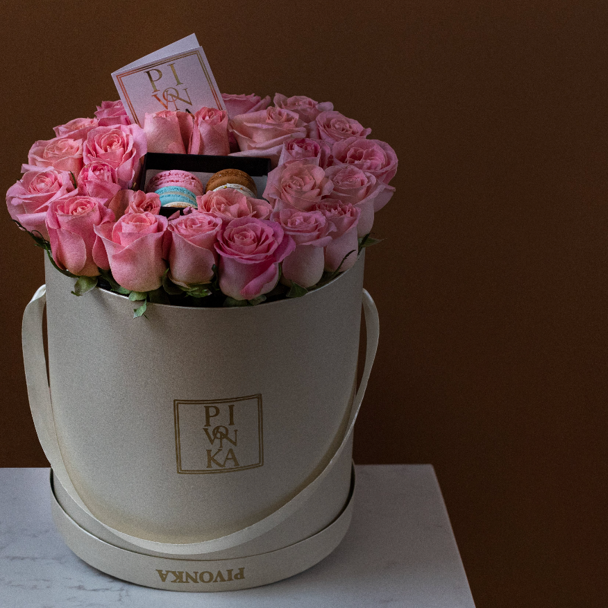 25 ROSAS CON 6 MACARONS