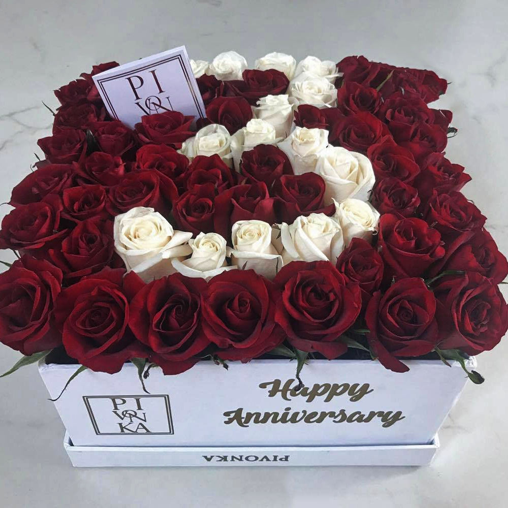 Pivonka Flores Monterrey. Caja cuadrada con rosas rojas y blancas en la forma de un número. 