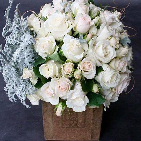 Pivonka Flores Monterrey. Arreglo de flores con rosas y mini rosas blancas.