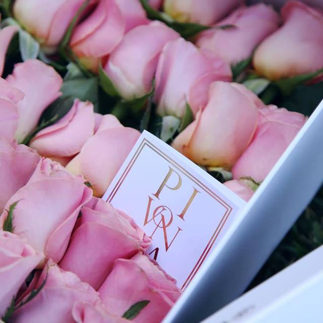 Pivonka Flores. Aurora. Rosas rosas en caja blanca. 