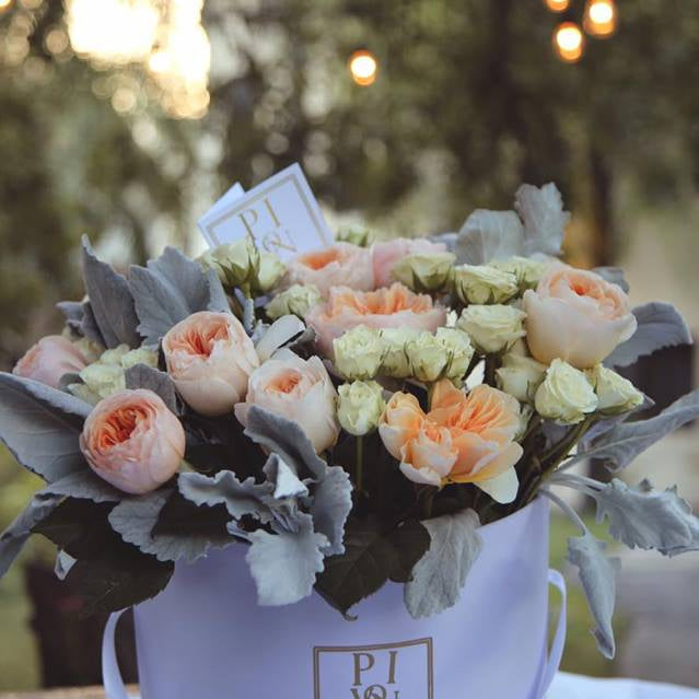 Pivonka Flores. British Gift. Rosas inglesas, Mini rosas, y Follaje sobre base blanca. 