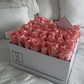 Pivonka Flores. Arreglo cuadrangular de 50 rosas rosas en base blanca