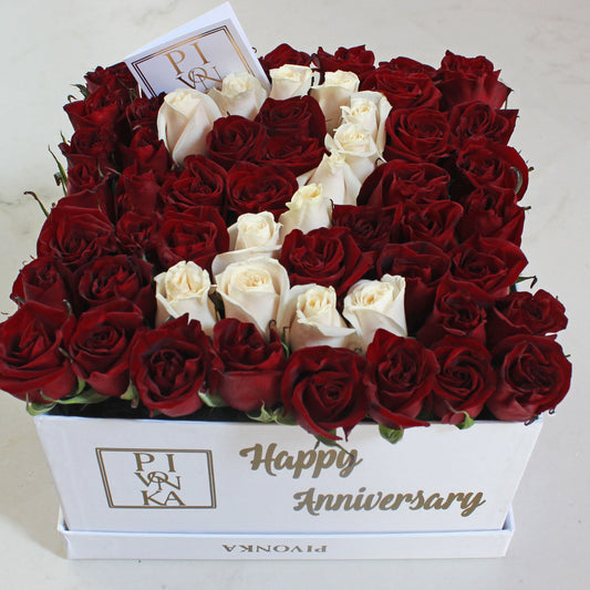 Pivonka Flores. Caja cuadrada con rosas rojas y blancas en la forma de un número. 