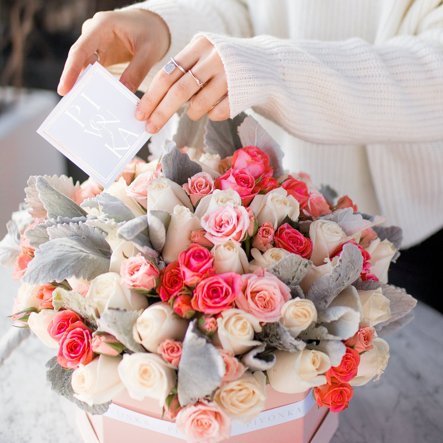 Pivonka Flores Monterrey. Caja octagonal con cincuenta rosas, mini rosas y follaje.