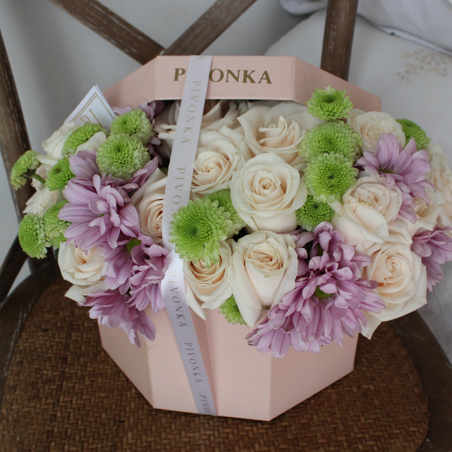 Pivonka Flores Monterrey. Caja octagonal con rosas blancas y margaritas moradas.